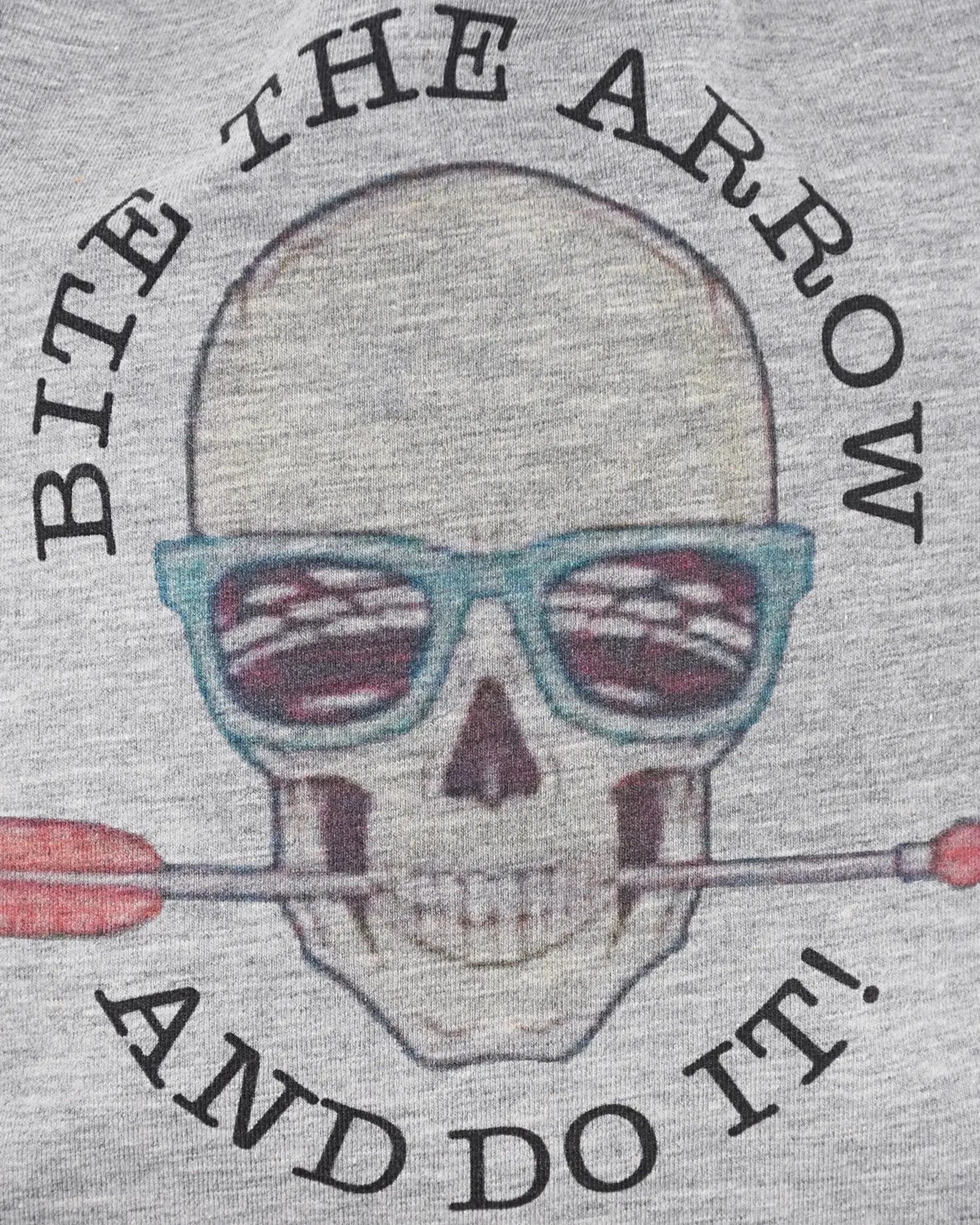 Серая шапка с надписью bite the arrow - изображение 3