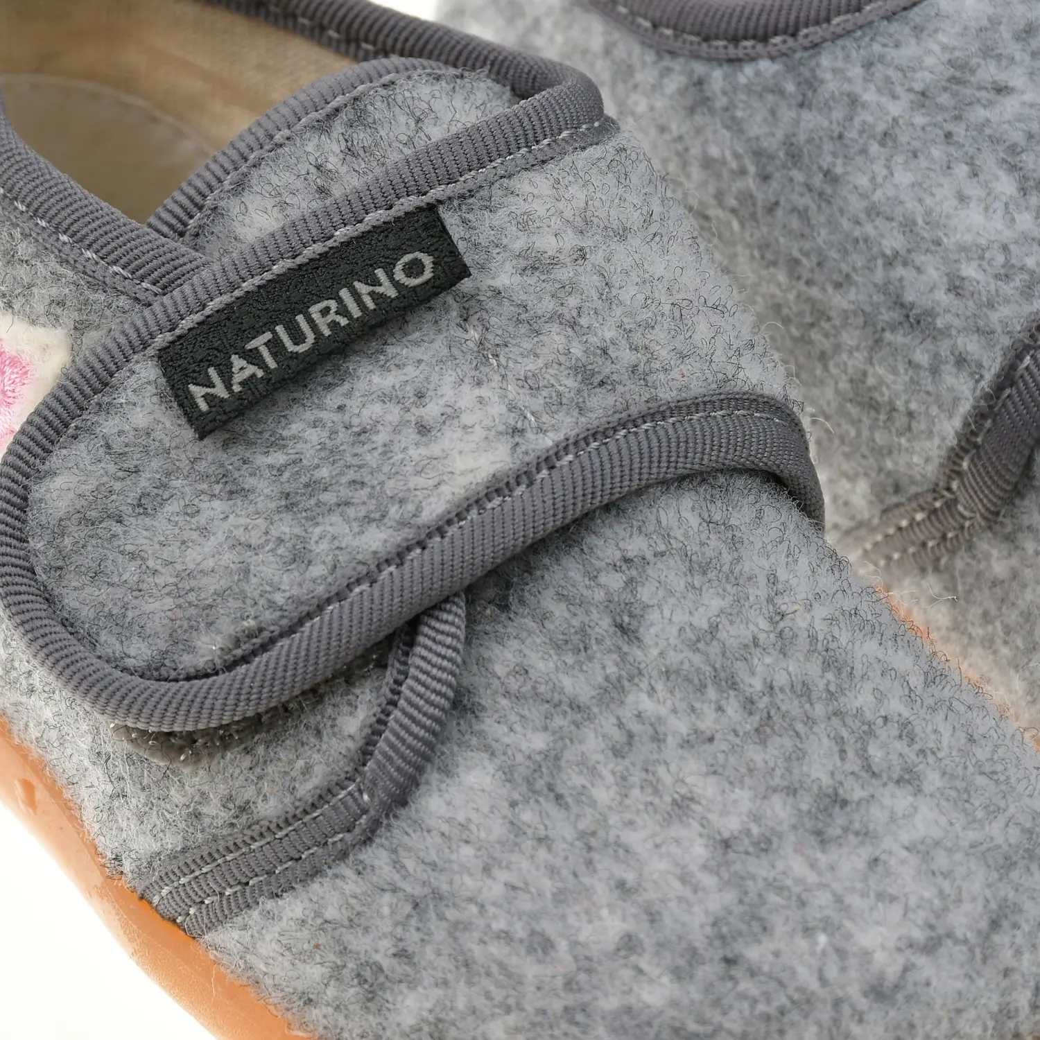 Серые тапочки из войлока - изображение 6